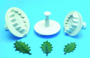 Lot de 3 découpoirs feuille de houx à poussoir.