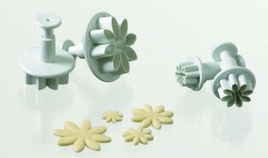 Découpoir marguerite à poussoir. Le jeu de 4 pièces.