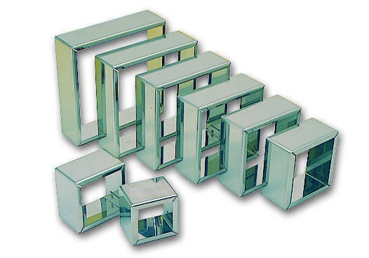 Jeu de 8 découpoirs carrés unis.