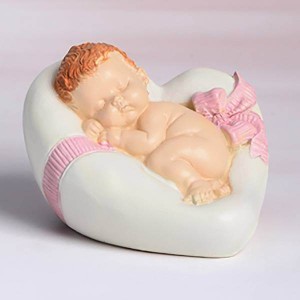 Bébé fille dans un coeur